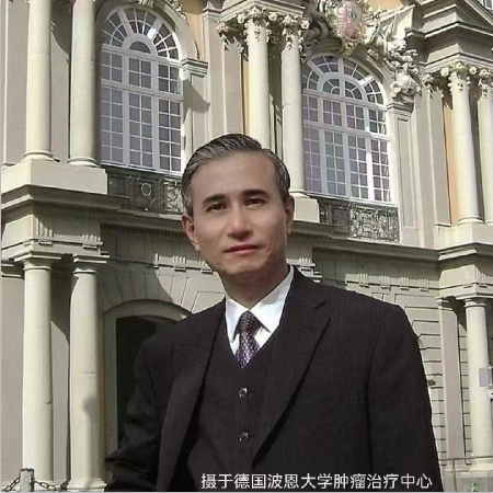《党旗飘扬104周年》